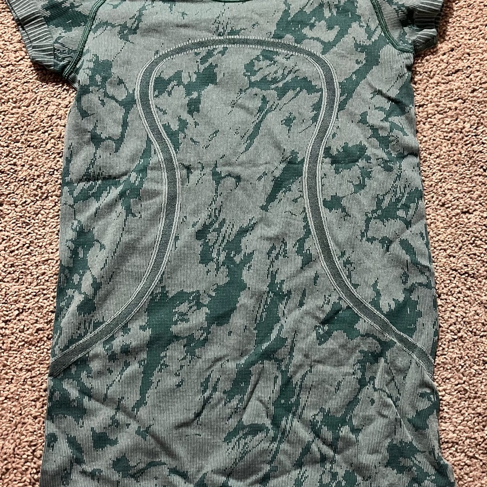 Lululemon Green Camo Short Sleeve Swiftly Size 2